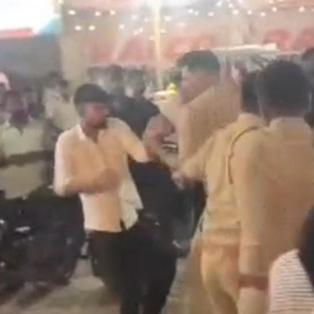 अम्बेडकरनगर में रामलीला देखने गए युवक को पुलिस ने पीटा:7 दिन बाद वीडियो आया सामने, सीओ कर रहे जांच