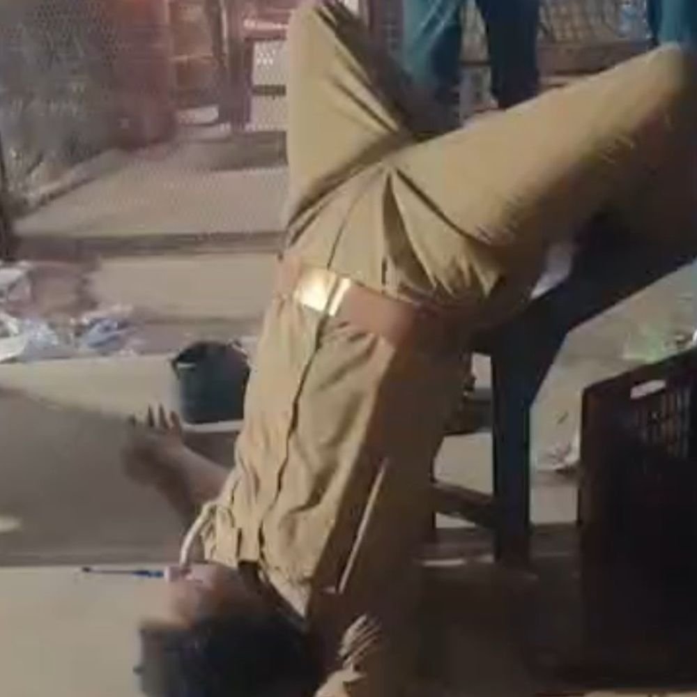 नशे में धुत सिपाही सिर के बल लेटा रहा,VIDEO:चित्रकूट में शराब ठेके के बाहर लगाता रहा खर्राटे, कुर्सी पर थे पैर