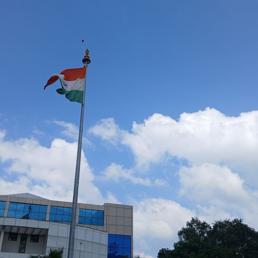 आजमगढ़ में सोमवार को बादलों के साथ धूप:31 डिग्री पहुंचा तापमान, रात को हुआ मौसम नम, तापमान में गिरावट से जनता को राहत