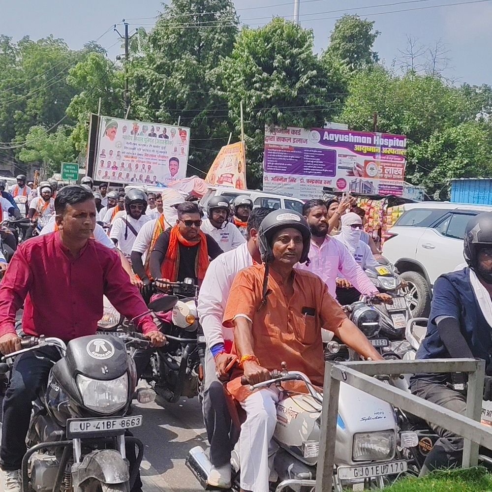 पीएम मोदी की संकल्प यात्रा बाराबंकी पहुंची:गुजरात से वाराणसी जा रही यात्रा का स्वागत, बुलडोजर से हुई फूलों की वर्षा