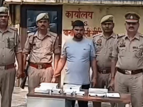 लखीमपुर में प्रेमी ने महिला की गला दबाकर हत्या की:कार से शव खाई में फेंका, 4 साल से रिलेशन में था; आरोपी गिरफ्तार