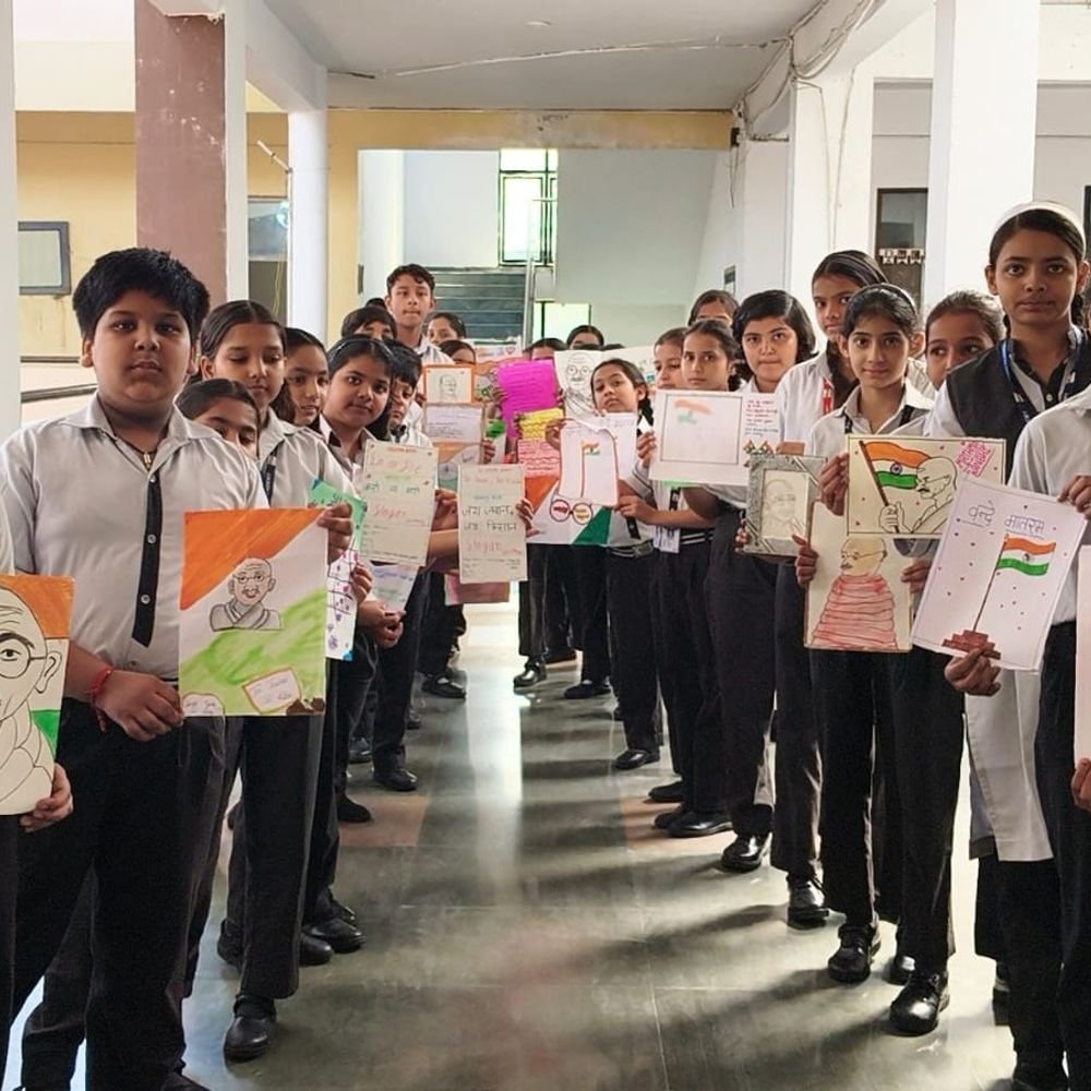 मेपल्स एकेडमी में गांधी जयंती:चरखा, पोस्टर और पोर्ट्रेट से विद्यार्थियों ने दिखाई रचनात्मक प्रतिभा