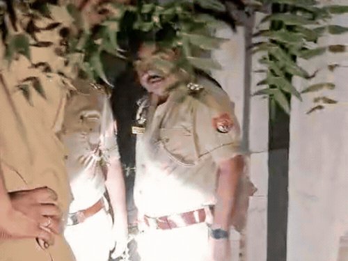 आगरा में यमुना एक्सप्रेस-वे इंटरचेंज के पास लटका मिला शव:कई दिन पुरानी है लाश, खंडहर से बुरी तरह आ रही थी दुर्गंध