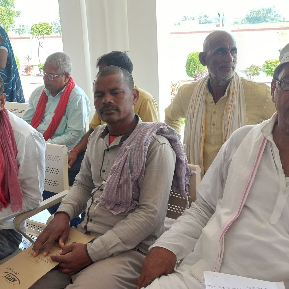 अधिकारी नहीं मिले तो किसानों ने जताई नाराजगी:चंदौली में 400 से ज्यादा किसानों की आपत्तियां बिना सुनवाई खारिज करने का आरोप