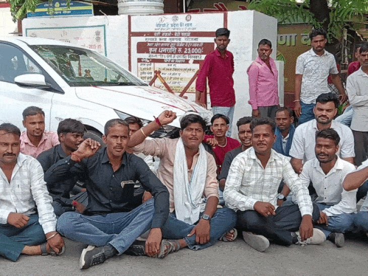 झांसी में नमामि गंगे पम्प ऑपरेटर का प्रदर्शन:बोले-चार साल में पांच हजार रुपए घटा दिया गया वेतन, अब दी जा रही नौकरी से निकालने की धमकी