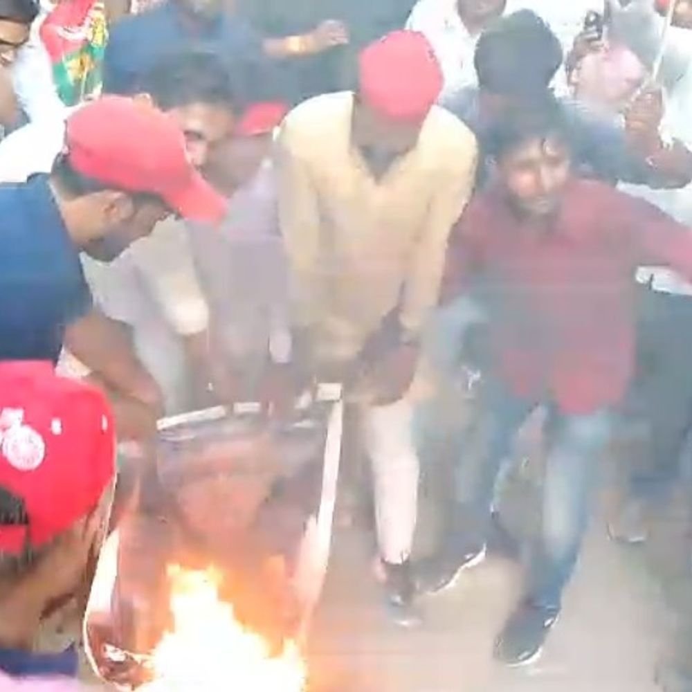 सपा ने मुख्य चुनाव आयुक्त ज्ञानेश कुमार का पुतला फूंका:मिर्जापुर में प्रदर्शन के दौरान पुलिस से नोकझोंक, इस्तीफे की मांग