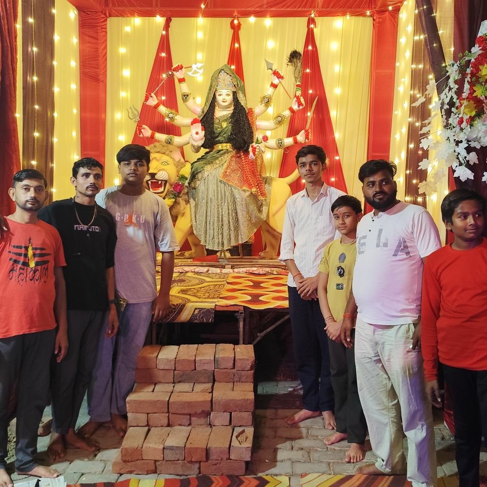 कोंच में दुर्गा प्रतिमाओं की स्थापना:श्रद्धालुओं ने विधि-विधान और वैदिक मंत्रोच्चार के बीच की पूजा-अर्चना