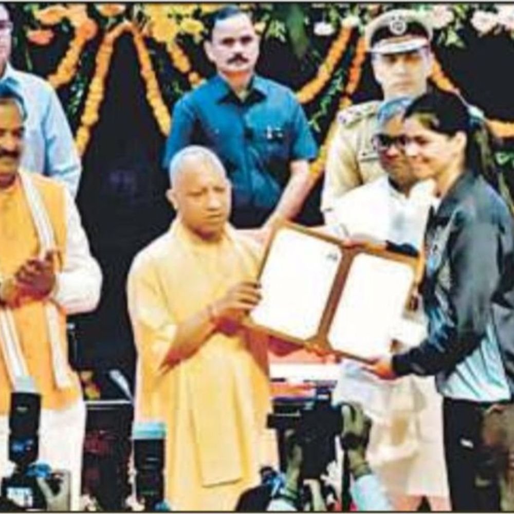 अंतरराष्ट्रीय खिलाड़ी अनन्या राय को मिली सरकारी नौकरी:मुख्यमंत्री योगी ने वॉलीबॉल खिलाड़ी को सौंपा एसआई पद का नियुक्ति पत्र