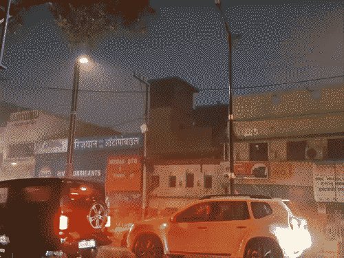 वाराणसी में गरज-चमक के साथ बारिश:तापमान में आई गिरावट, 31 से 26 डिग्री पहुंचा; हरहुआ में गिरे ओले