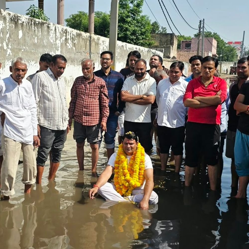 गाजियाबाद में जल समाधि आंदोलन:5 दिन का मिला आश्वासन, निकासी समस्या पर घेराव की चेतावनी