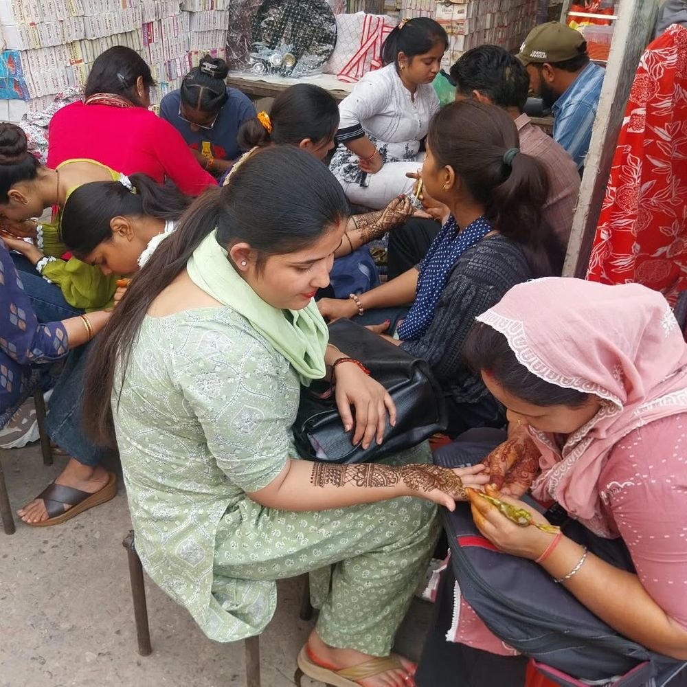 करवा चौथ से एक दिन पहले बाजारों में उमड़ी भीड़:महिलाओं ने जमकर की खरीदारी, मेहंदी लगवाने के लिए लाइन
