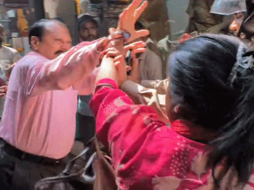 झांसी में छेड़छाड़ में आरोपी समेत 4 पर केस:युवती के अश्लील वीडियो बनाए, महिलाओं ने आरोपी के पिता को पीटा था