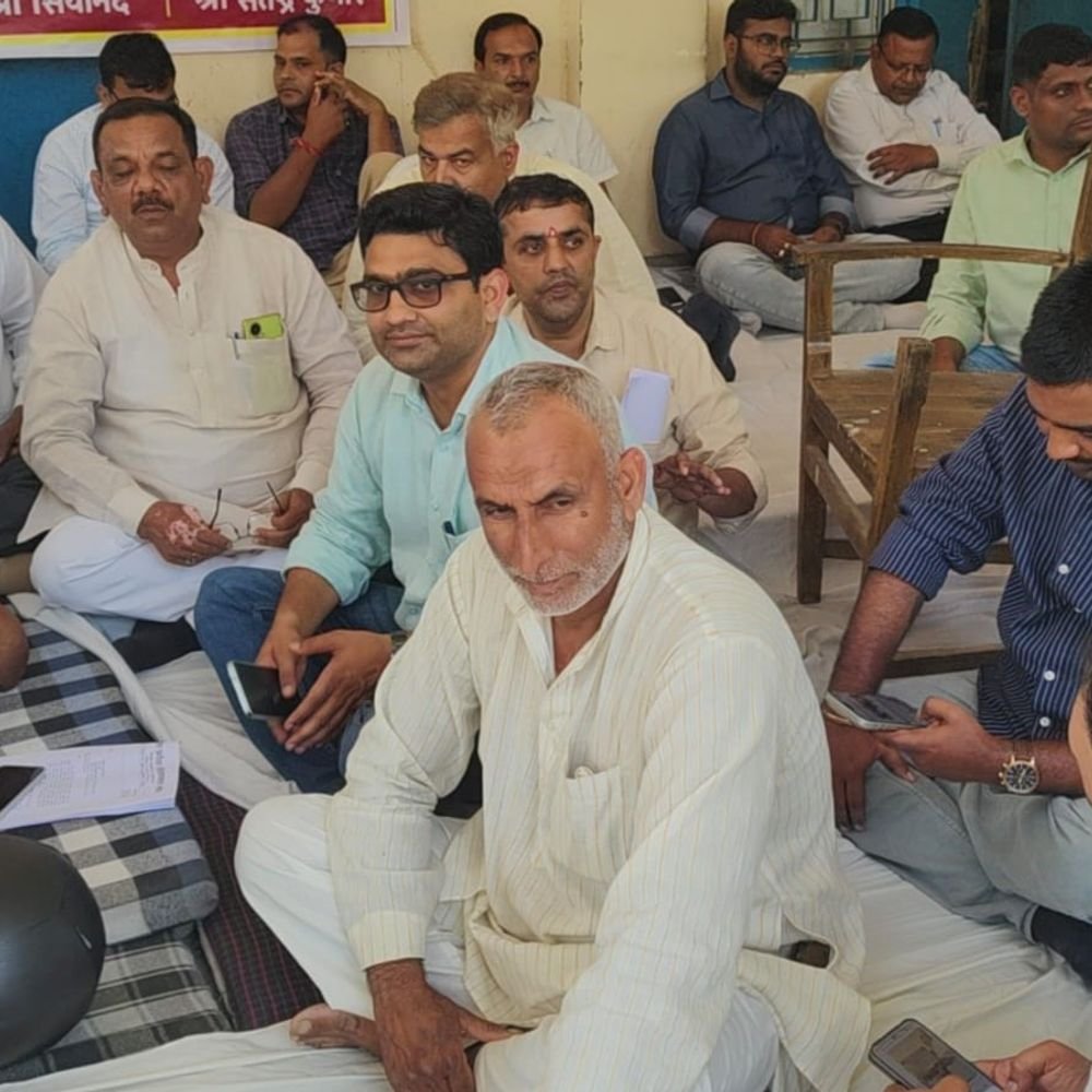 8 सूत्रीय मांगों को लेकर तहसील में लेखपालों का धरना:मुजफ्फरनगर में 2800 ग्रेड पे, अंतरमंडलीय तबादले और बाइक भत्ता बढ़ाने की मांग
