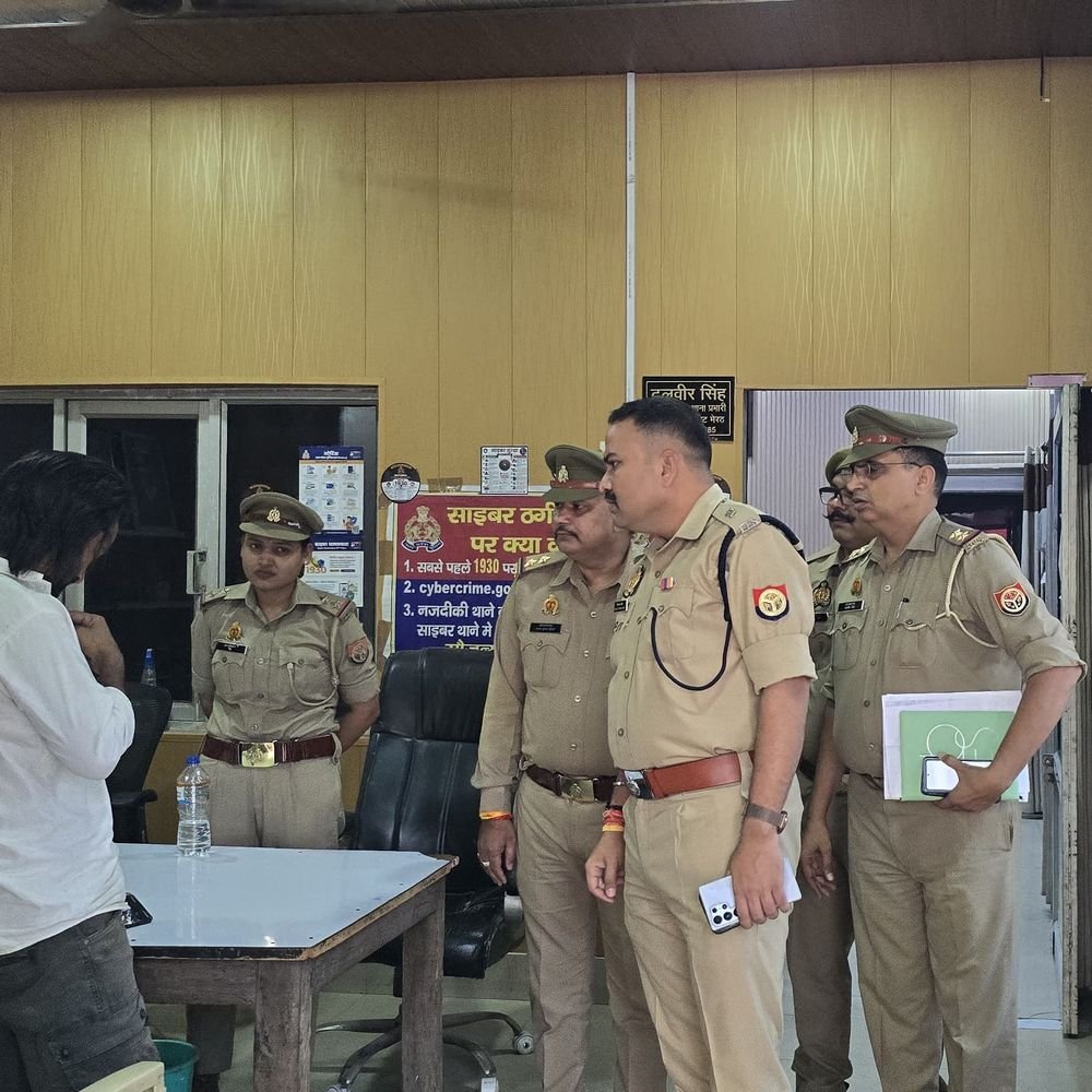लिसाड़ी गेट थाने के वसूली कांड की जांच तेज:मेरठ में दो दरोगा-एक हेड कांस्टेबल सस्पेंड, थाने के बाहर दुकानों और साइबर कैफे की पड़ताल