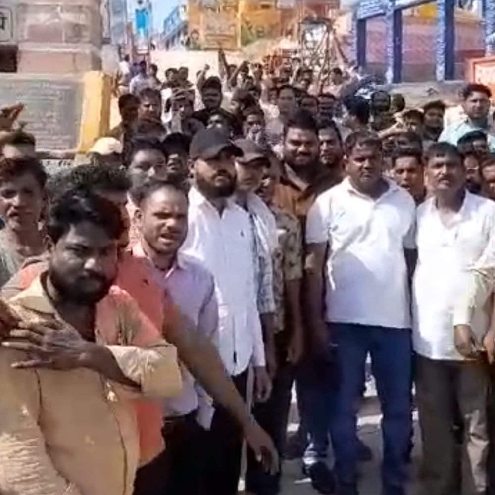 हाथरस मेले में सफाई कर्मचारी से मारपीट:कार्य बहिष्कार कर धरने पर बैठे कर्मचारी, झूला संचालक और कर्मचारियों पर पीटने का आरोप