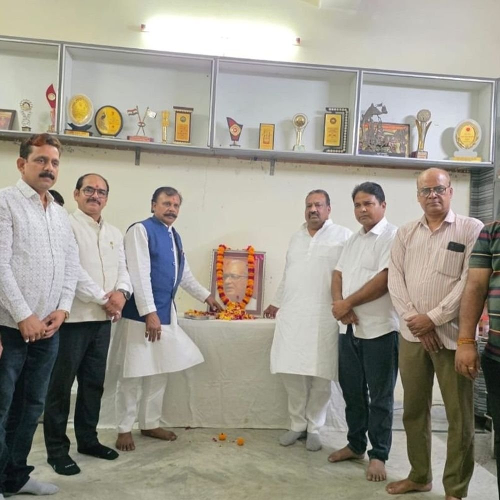 लखनऊ में राम प्रकाश गुप्त जयंती मनाई:दारुलशफा स्थित मुख्यालय पर श्रद्धांजलि सभा, व्यापार मंडल ने पुष्पांजलि अर्पित की