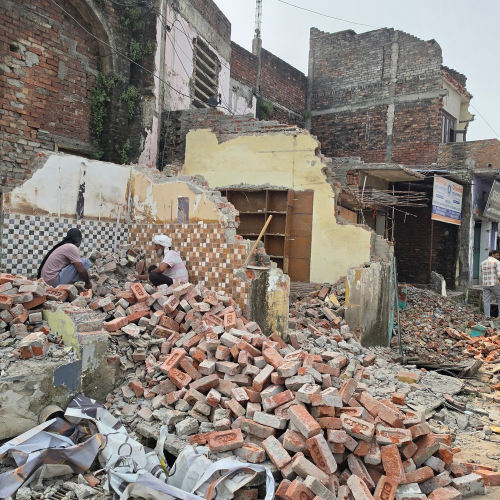 बुलडोजर के डर से दुकानदार खुद तोड़ रहे दुकानें:10-15 दुकानों के 5 फीट हिस्से हटाए जा रहे, लगेगा पृथ्वीराज चौहान का प्रतिमा