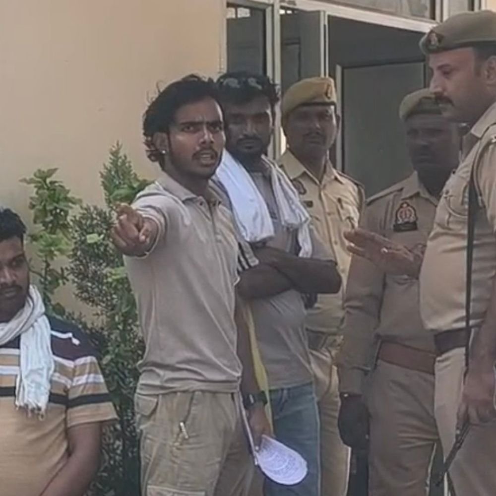 ग्रामीण बोले-पंचायत भवन में CSC का सामान था ही नहीं:ढाई लाख की चोरी का दावा गलत, डीएम दफ्तर पहुंचे 50 से ज्यादा लोग