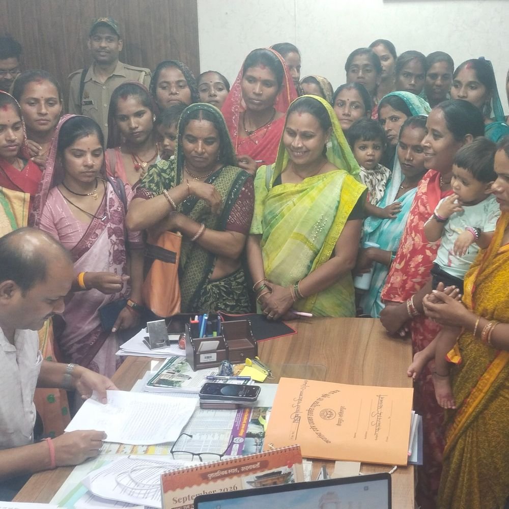 50 से ज्यादा स्वयं सहायता समूह की महिलाओं का प्रदर्शन:ललितपुर में मानदेय बढ़ाकर 20 हजार करने की मांग, ADM को सौंपा ज्ञापन