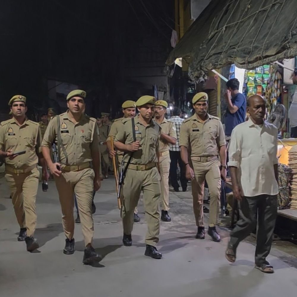 संभल SP-ASP की 6 किलोमीटर लंबी फुट पेट्रोलिंग:दुर्गा पूजा और दशहरा मेले की ड्रोन-बॉडी वार्न कैमरे से निगरानी होगी; 5000 अपराधियों का वेरिफिकेशन जारी