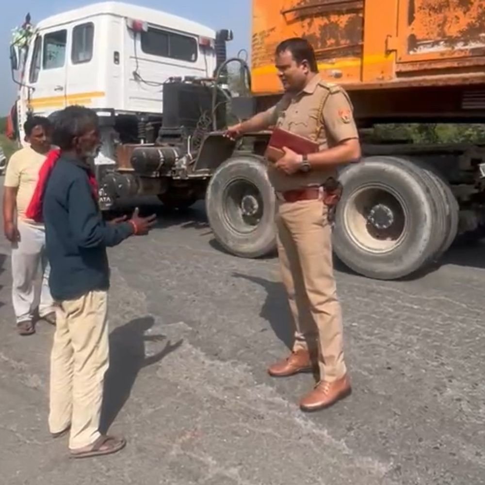 इटावा में ट्रैक्टर से गिरकर युवक की मौत:भंडारे में जाते समय हुआ हादसा, परिजनों में शोक का माहौल