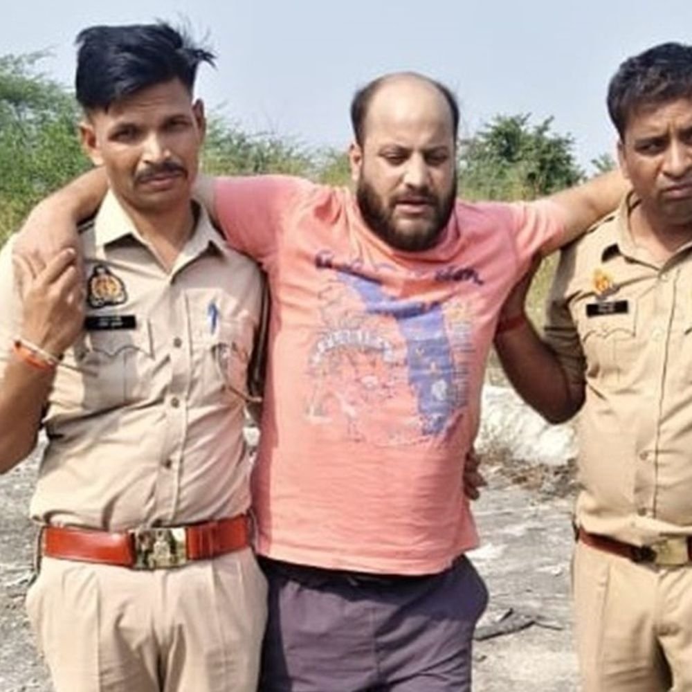 मेरठ में फैक्ट्री डकैती का 50 हजार का इनामी गिरफ्तार:दो फैक्ट्रियों में गार्डों को बंधक बनाकर 62 फ्रीजर प्लेटें लूटी थीं, तमंचा और बाइक मिली
