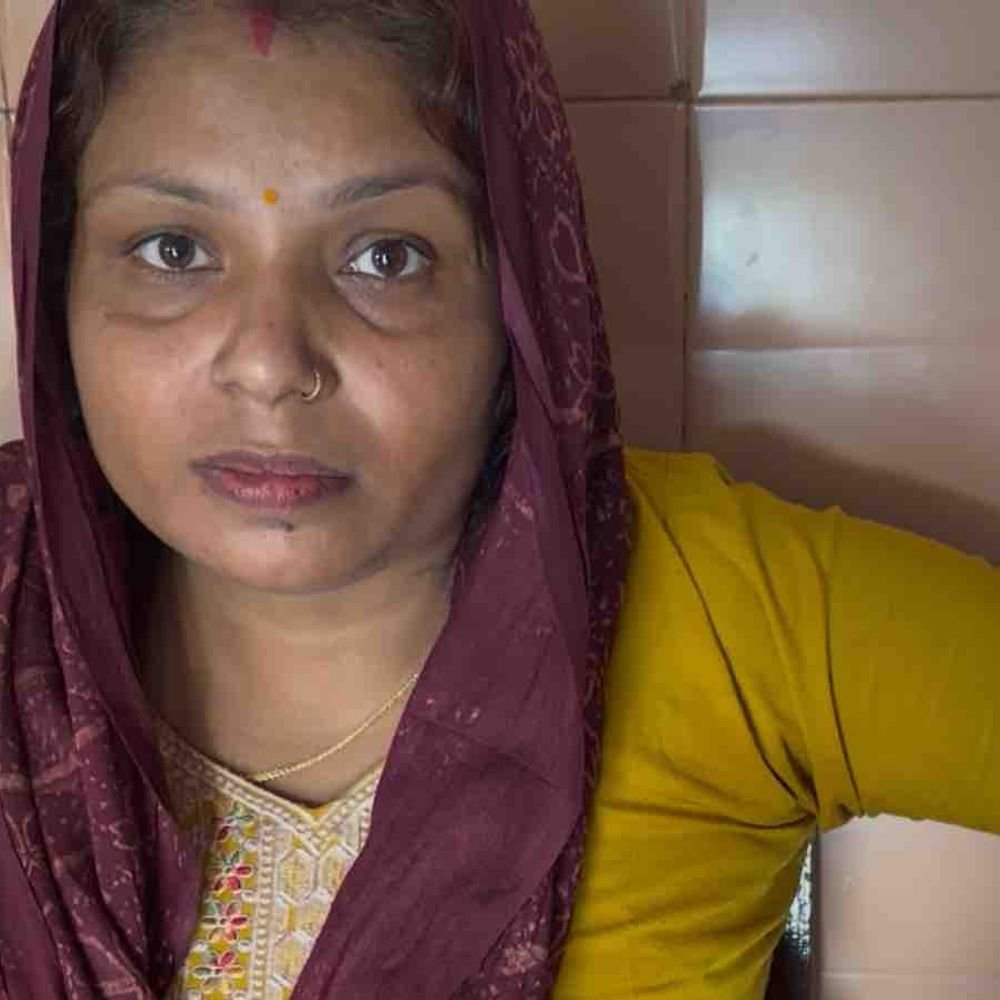 प्रधान और पत्नी पर रॉड-तलवार से हमला:पुलिसकर्मियों की मौजूदगी में मारपीट, जिला अस्पताल में भर्ती