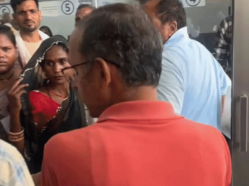 मेडिकल कॉलेज में पूर्व सांसद से अभद्रता का आरोप:कानपुर देहात मे धक्का-मुक्की-गालीगलौज पर सुरक्षा कर्मी 10 दिन निलंबित