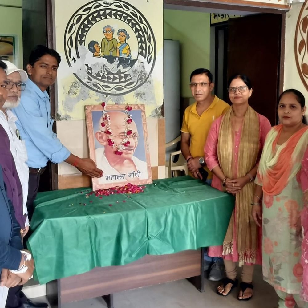 आयुर्वेदिक चिकित्सालय में मनी गांधी जयंती:डॉ. शालिनी ने फहराया तिरंगा, रामधुन से गूंजा परिसर