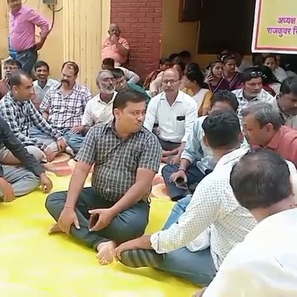 चंदौली जिला अस्पताल में NHM संविदा कर्मचारियों का धरना:10 लाख की कैशलेस चिकित्सा सुविधा समेत कई मांगें, काम बंद करने की चेतावनी