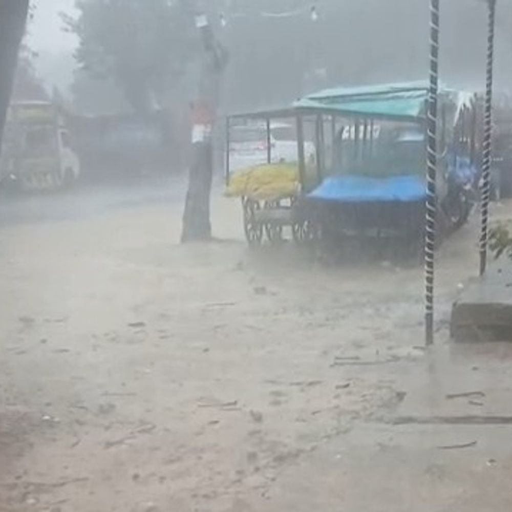 मथुरा में बारिश:रुक-रुककर हवा बह रही, आसमान में बादल