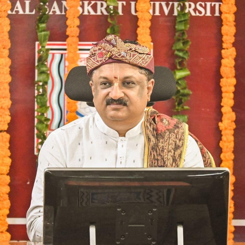 PGT-संस्कृत भर्ती में ‘आचार्य’ डिग्री को मिले पीजी बराबर मान्यता:केंद्रीय संस्कृत विश्वविद्यालय के कुलपति ने CM योगी को लिखा पत्र