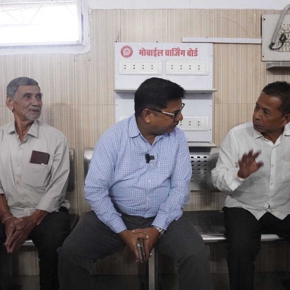 DRM ने प्रयागराज जंक्शन पर यात्रियों से सीधा संवाद किया:सफर के अनुभव, समस्याओं और सुविधाओं पर फीडबैक लिया, सुधार के निर्देश दिए