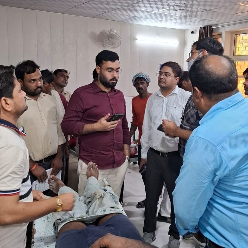 जमीन-विवाद में सुनवाई न होने पर युवक ने लगाई छलांग:बोला- पैर में फ्रैक्चर है, अस्पताल से छुट्टी लेकर घर जा रहा हूं, कोई देखने भी नहीं आया