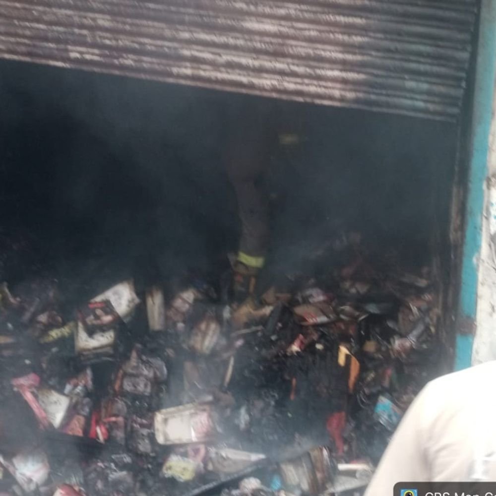 मथुरा के रंगेश्वर मंदिर के पास जनरल स्टोर में आग:20 लाख रुपए का सामान जलकर खाक, एक घंटे में बुझी आग