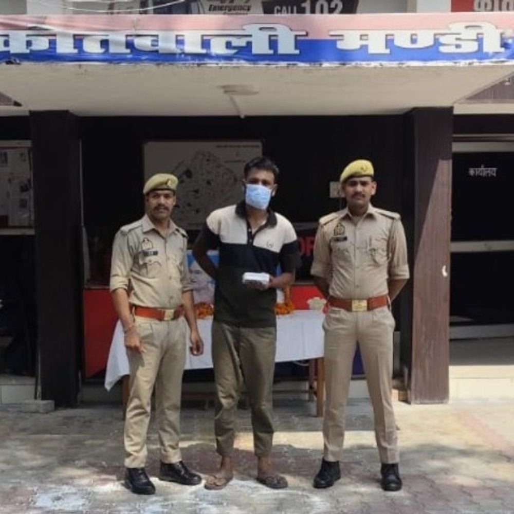 सहारनपुर में शातिर नशा तस्कर अरेस्ट:127 ग्राम चरस मिली, सरकारी कमेले के सामने से पकड़ा, 8 केस पहले से दर्ज