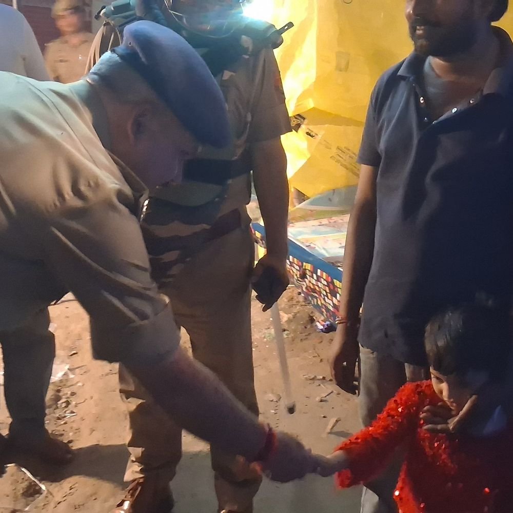 कासगंज में नवरात्रि और त्योहारों पर पुलिस अलर्ट:एसपी ने पुलिस और पीएसी के साथ किया फ्लैग मार्च, खुराफात करने वालों को दी सख्त चेतावनी