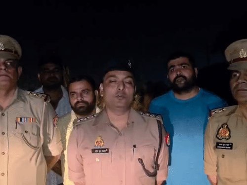 गाजियाबाद में बस पर फायरिंग करने वाले एनकाउंटर में अरेस्ट:एक्सप्रेस वे पर स्कूटी सवार 2 युवकों ने की थी फायरिंग, पुलिस ने पैर में गोली मारकर पकड़े