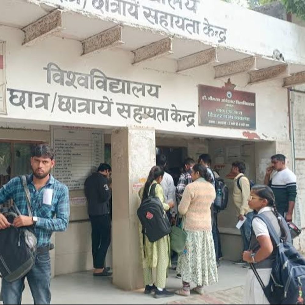 आगरा विश्वविद्यालय से नहीं मिलेगी व्यक्तिगत मार्कशीट:परीक्षा नियंत्रक से लेनी होगी अनुमति, विवाद के बाद हेल्प डेस्क प्रभारी बदले
