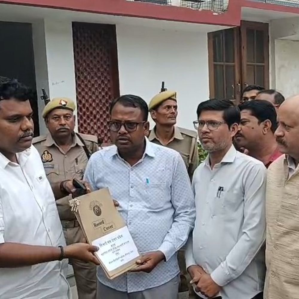 सीतापुर में सिंचाई कर्मचारियों ने मांगों को लेकर प्रदर्शन किया:70 साल पुरानी सेवा नियमावली में बदलाव, पे-ग्रेड 2400 करने और संख्या बढ़ाने की मांग