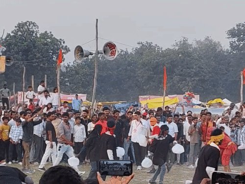 कौशांबी में 247 साल पुराना कुप्पी युद्ध:राम की सेना ने रावण को हराया, भगवा और काले वस्त्रों में आमने-सामने आईं दोनों सेनाएं