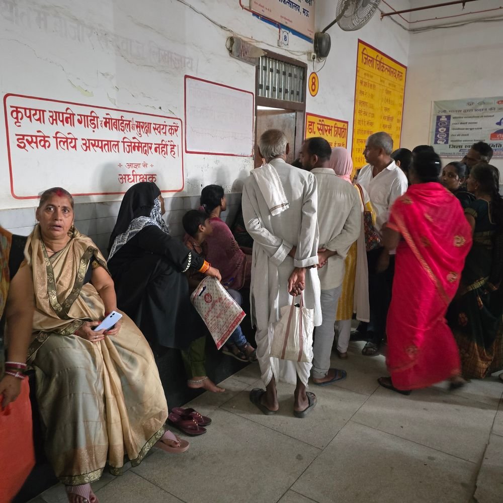 मऊ में मौसम बदलने से बढ़े मरीज:जिला अस्पताल की ओपीडी में उमड़ी भीड़, एक हजार से अधिक ने कराया रजिस्ट्रेशन
