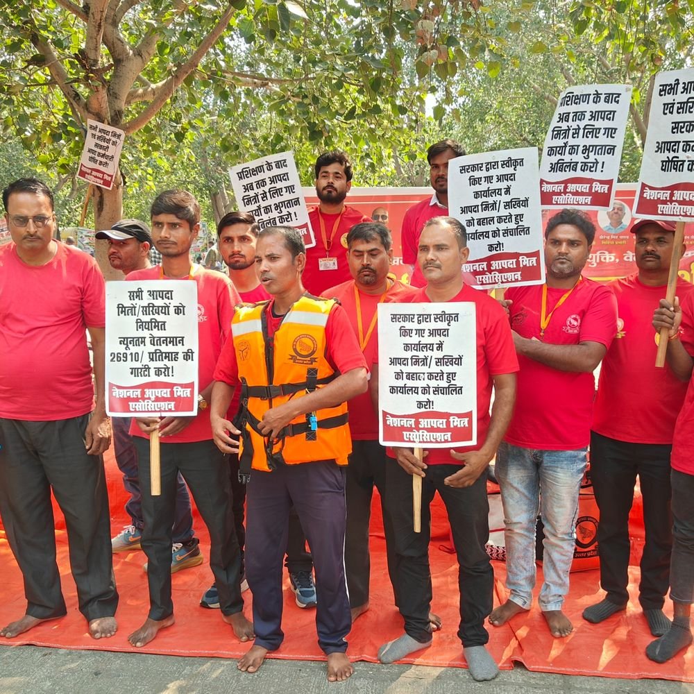 लखनऊ में आपदा मित्रों का विरोध प्रदर्शन:लाइव जैकेट पहनकर ₹20 लाख का बीमा, 26 हजार प्रति माह वेतन की मांग