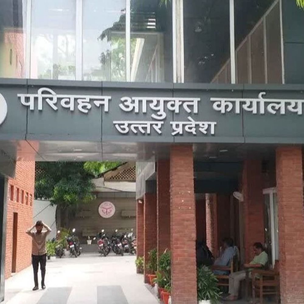 ओवरलोड वाहनों के मामले में 7 परिवहनकर्मी निलंबित:प्रयागराज में तैनात पांच सिपाही, एक पर्यवेक्षक और चालक पर कार्रवाई