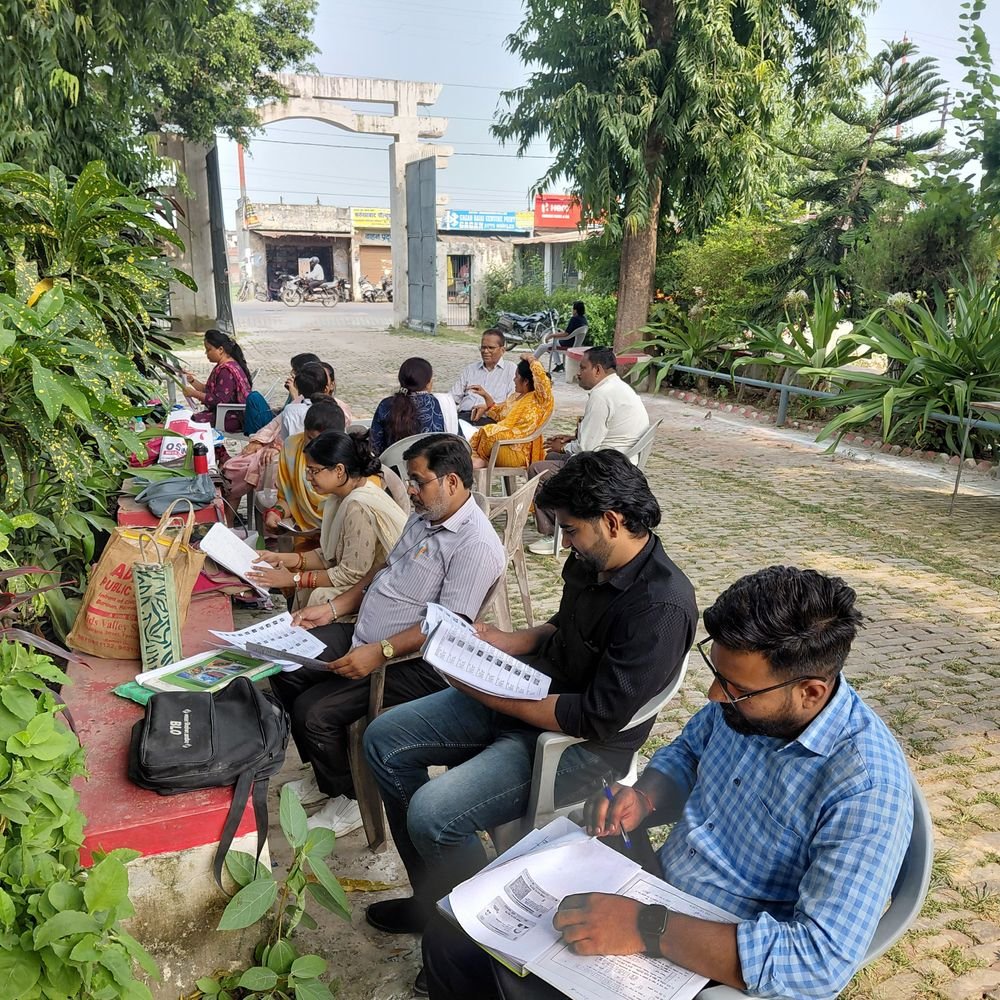 फर्रुखाबाद में मतदाता सूची अभियान में कम लोग पहुंचे:बीएलओ करते रहे इंतजार, बूथों पर आवेदन करने वालों की संख्या दोपहर तक रही कम