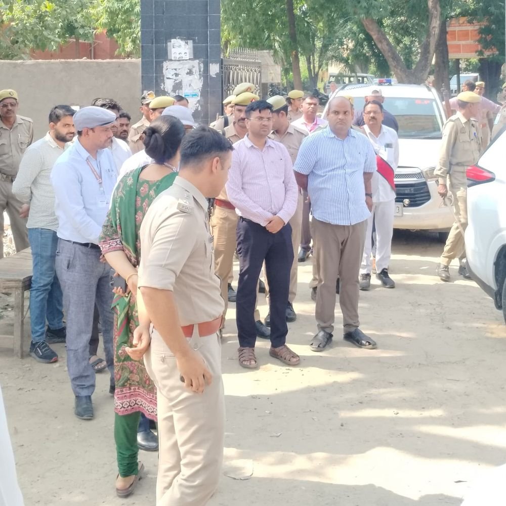 इलाहाबाद-झांसी स्नातक निर्वाचन क्षेत्र में मतदान संपन्न:47.20 प्रतिशत वोटिंग हुई, बैलेट बॉक्स कड़ी सुरक्षा में भेजे गए