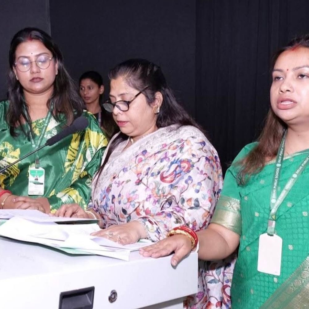 अलीगढ़ की आरती की सक्सेस स्टोरी:15 की उम्र में ट्यूशन पढ़ाया, 56 में PhD की; फिर लिखीं 3 किताबें