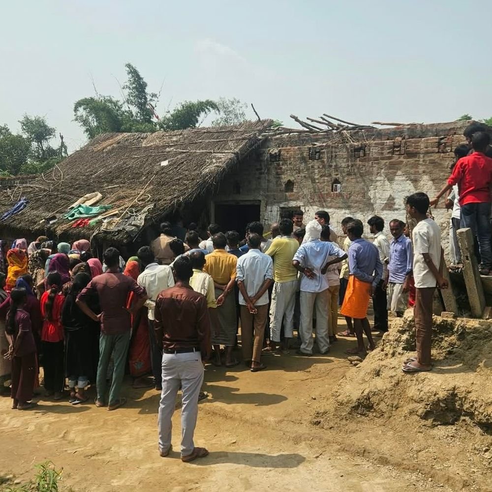 सीतापुर में महिला का शव फंदे से लटका मिला:परिजनों के पहुंचने पर फंदा टूटकर गिरा, पुलिस ने पोस्टमार्टम के लिए भेजा शव