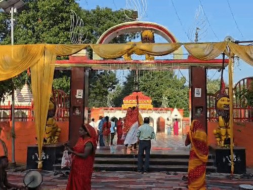अयोध्या के सिद्ध देवी मंदिरों में है पाटेश्वरी देवी:पिंड स्वरूप में विराजमान भगवती भक्तों को दर्शन दे रही