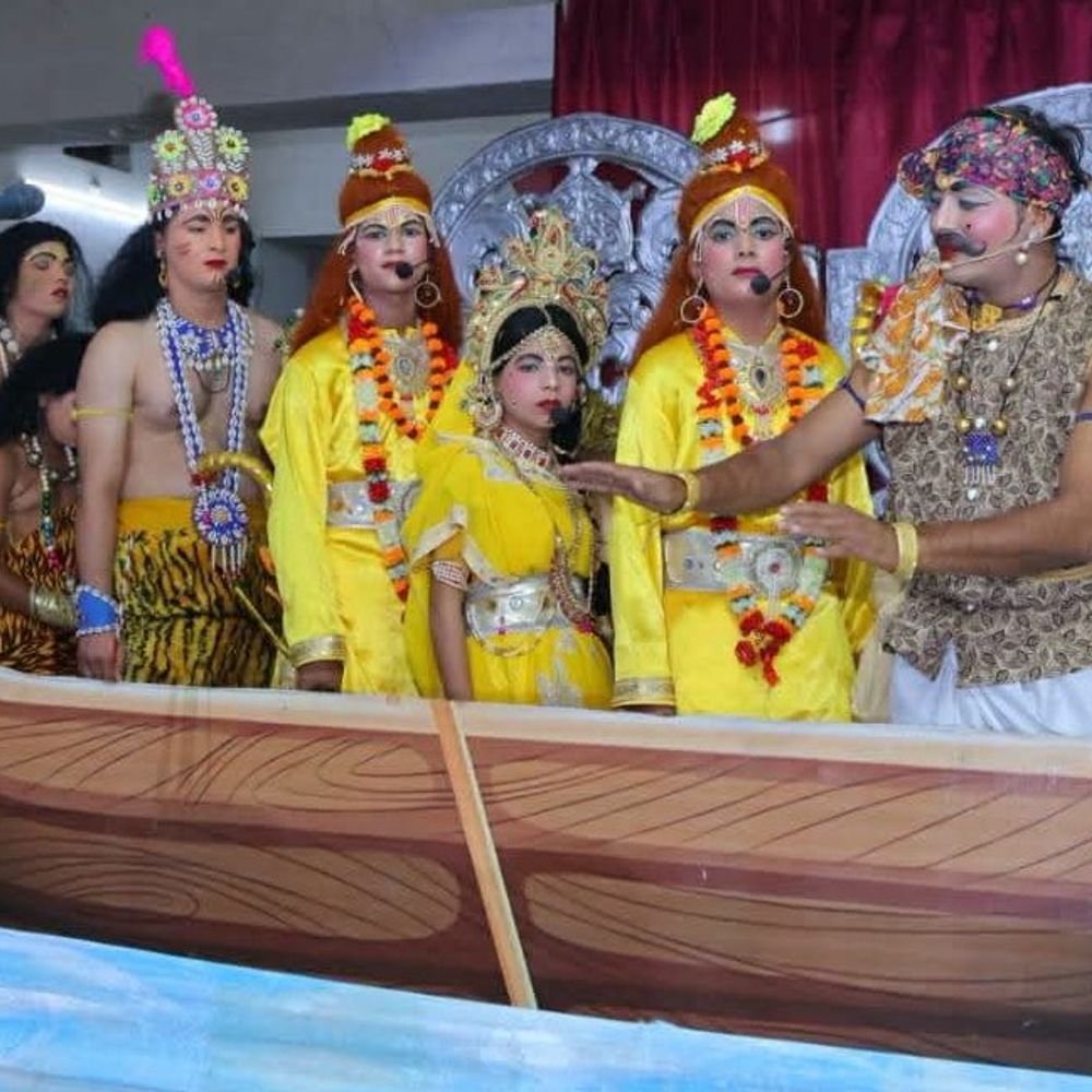 मुजफ्फरनगर में बेमौसम बारिश से प्रभावित:टाउनहाल मैदान का मंच गीला होने पर सनातन धर्म सभा भवन में हुआ मंचन
